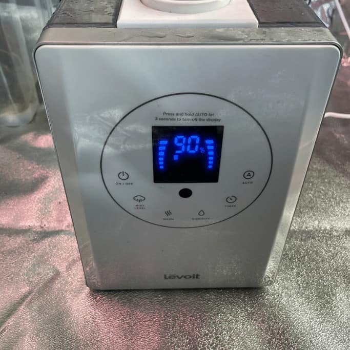 Levoit LV660HH Hybrid Ultrasonic Humidifier display. Currently the humidity is a t 90%