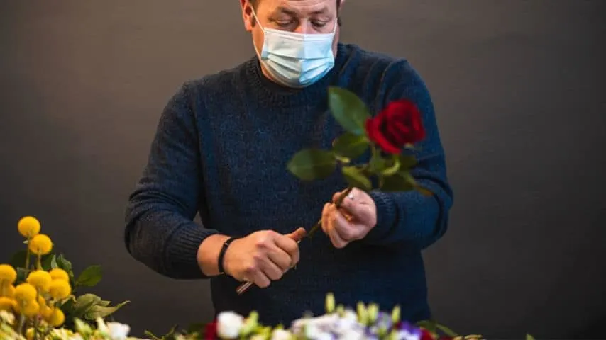 Remove rose buds, flowers, and the bottom 2-3 leaves of the rose cutting. But, make sure to leave at least 2-3 leaves on the plant