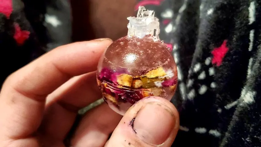 If you have lots of rose petals, you can make a Christmas ornament from them.